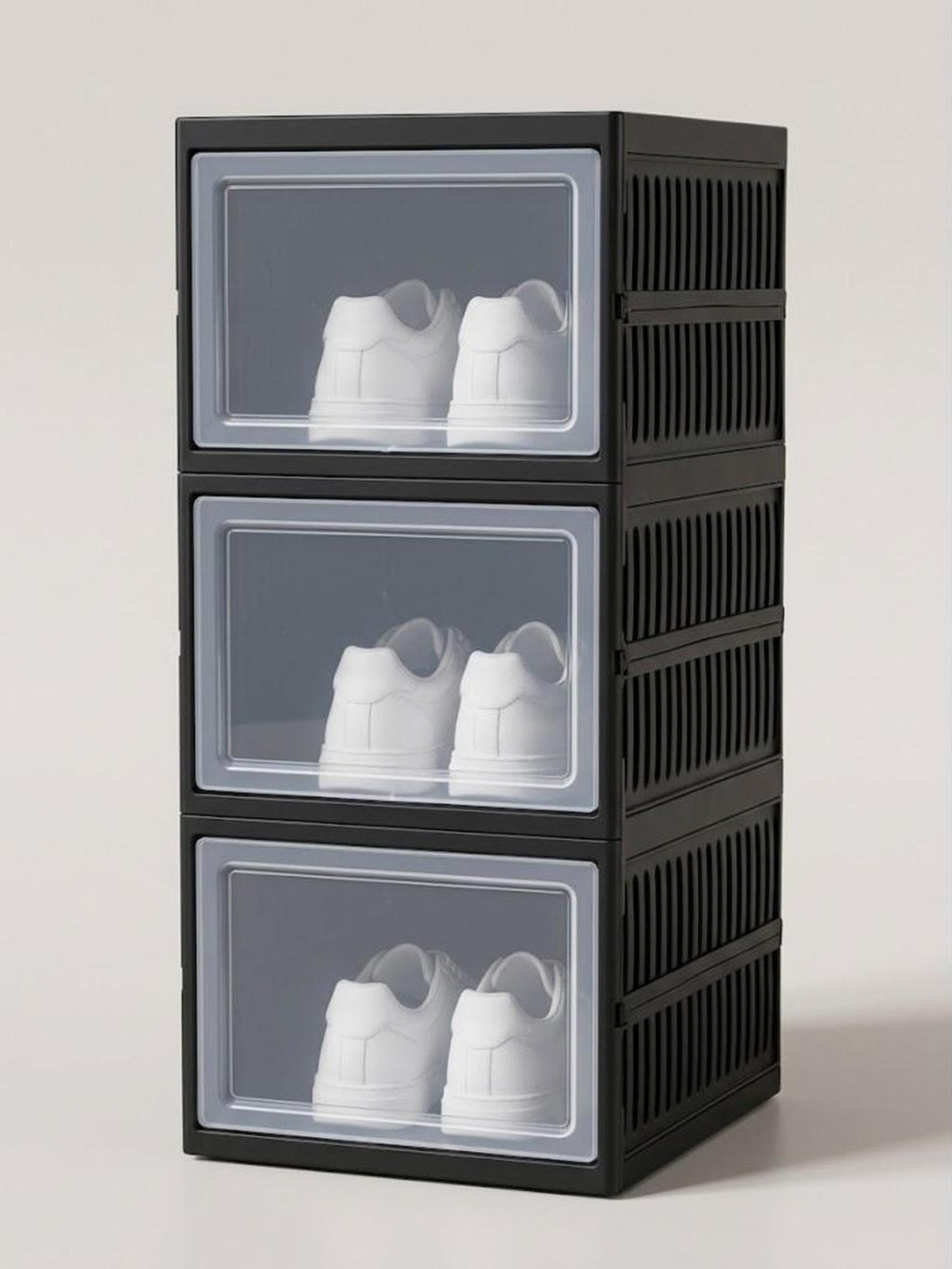 Zapatero plegable de 3 niveles en negro con puertas transparentes y tenis blancos en cada nivel
