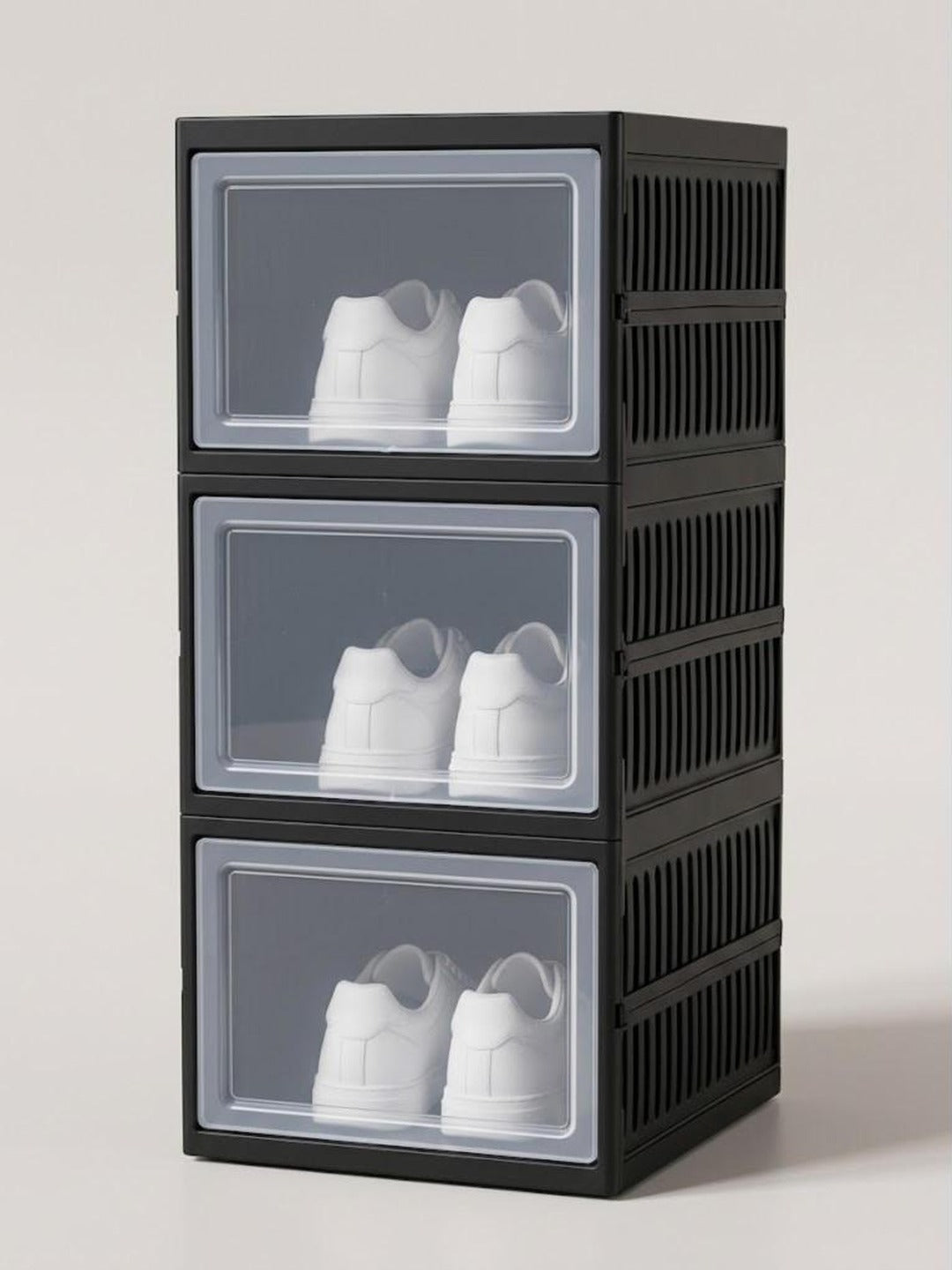 Zapatero plegable de 3 niveles en negro con puertas transparentes y tenis blancos en cada nivel