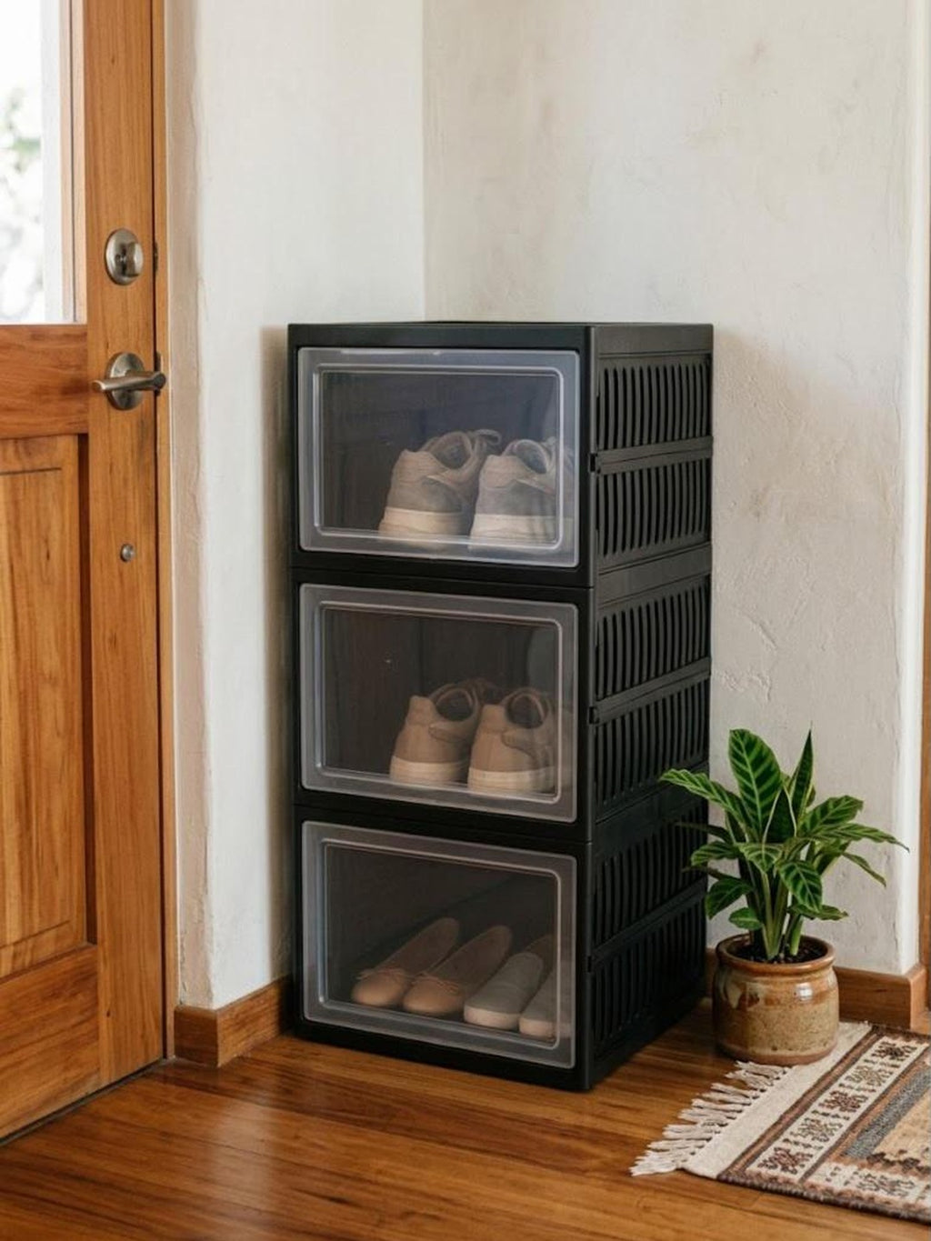 Zapatero negro de 3 niveles con puertas transparentes en la entrada de una casa